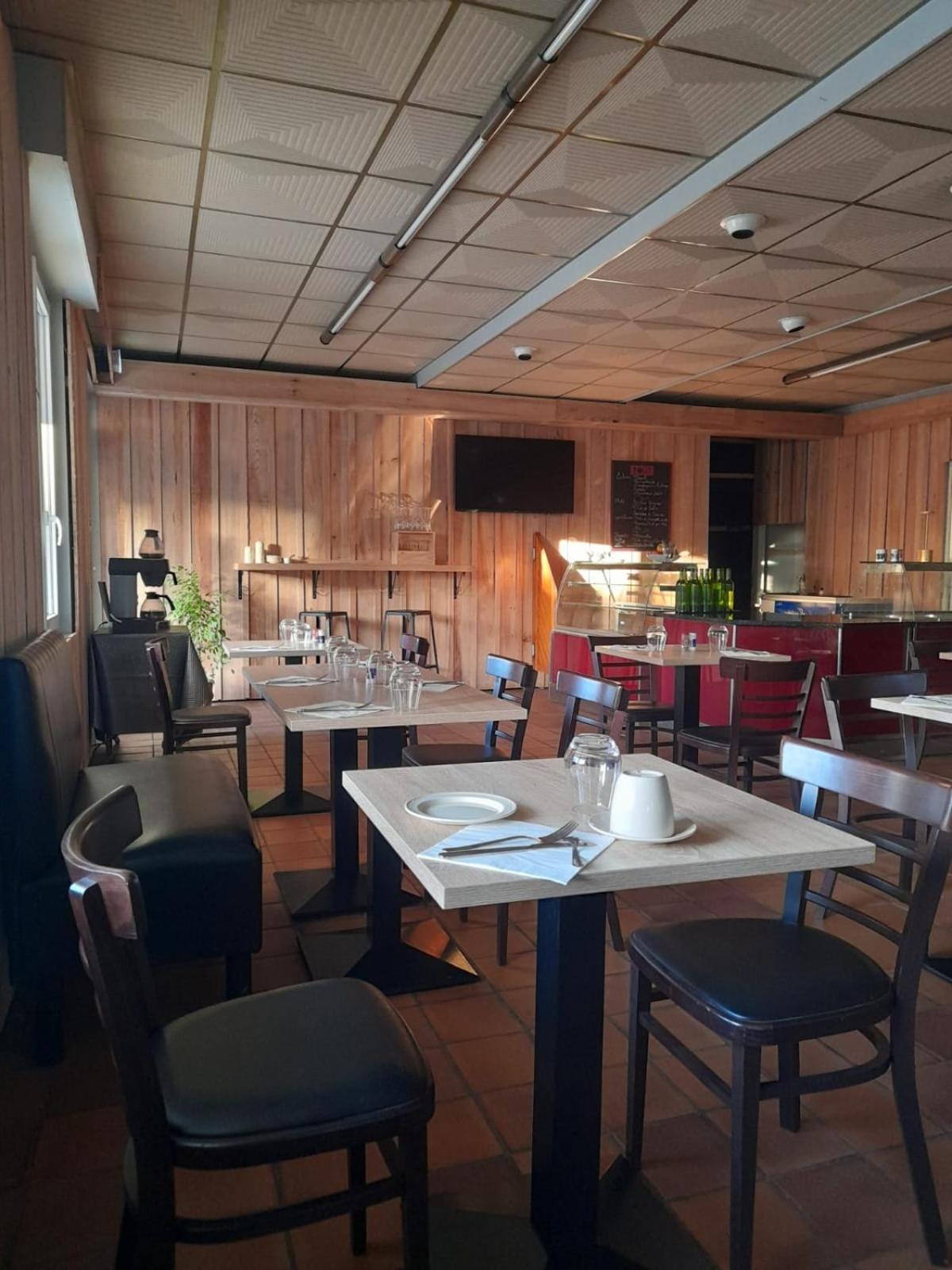 Hotel Platanes - Kb Hotel Group Etauliers Экстерьер фото