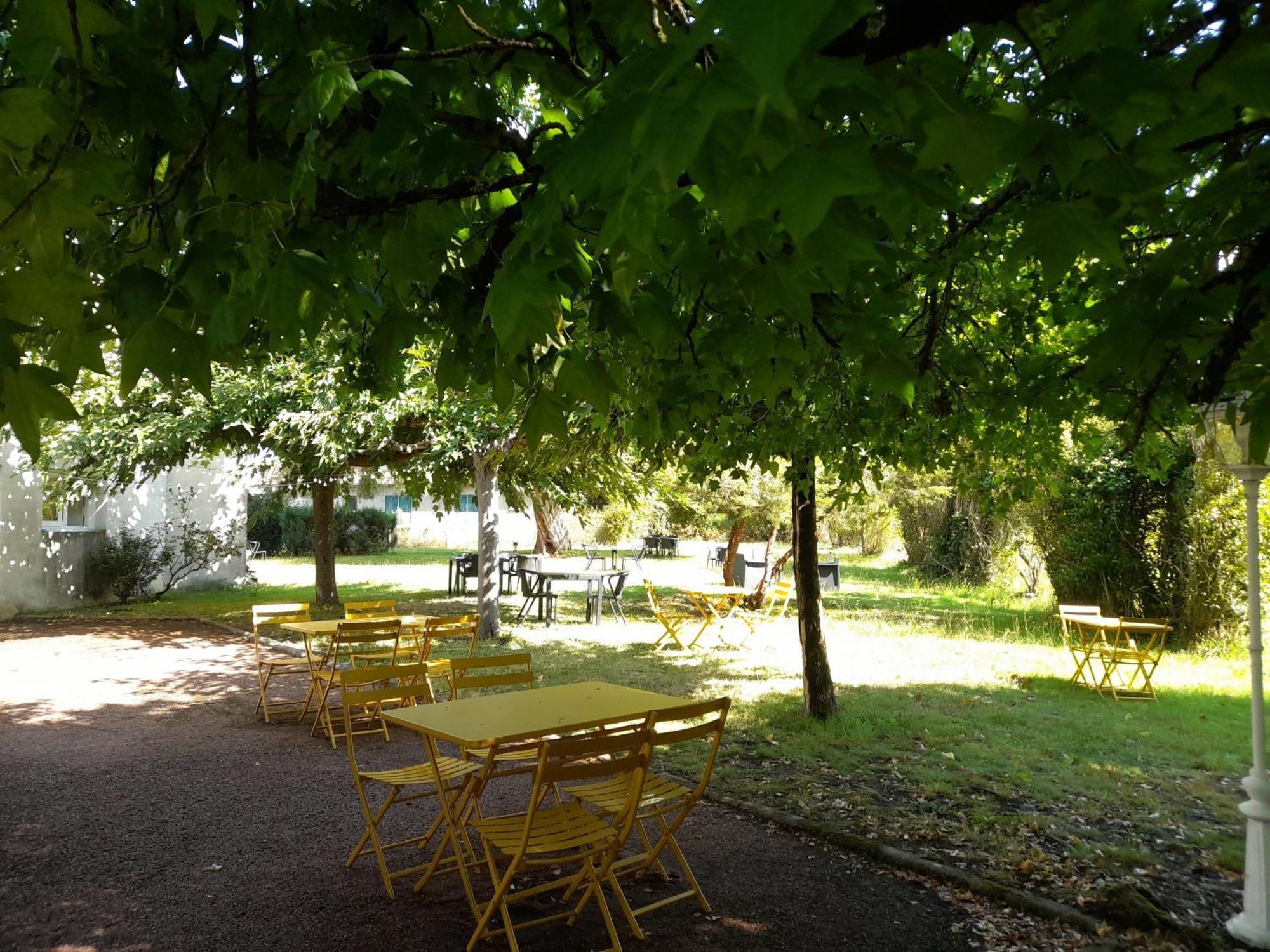 Hotel Platanes - Kb Hotel Group Etauliers Экстерьер фото