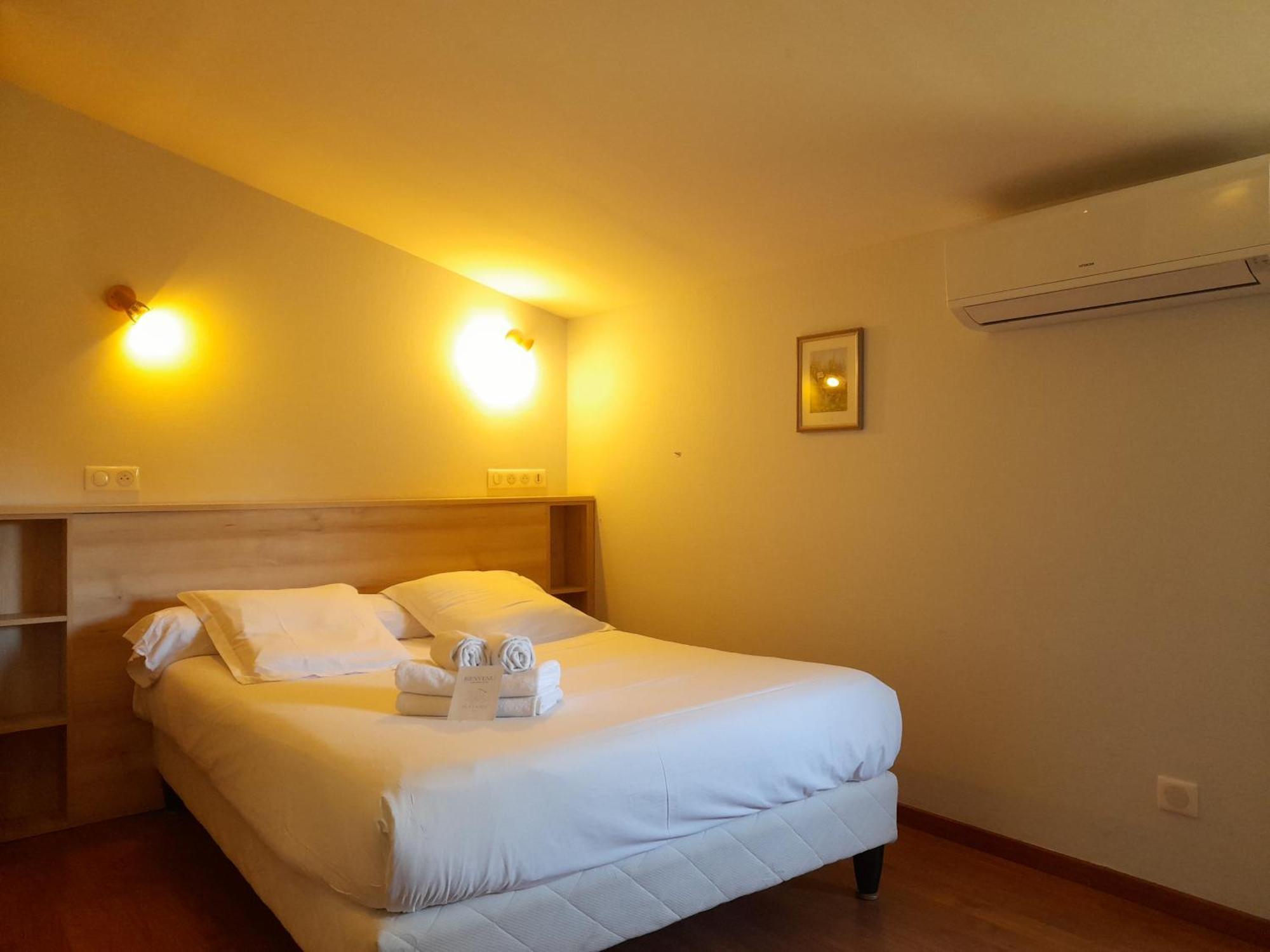 Hotel Platanes - Kb Hotel Group Etauliers Экстерьер фото