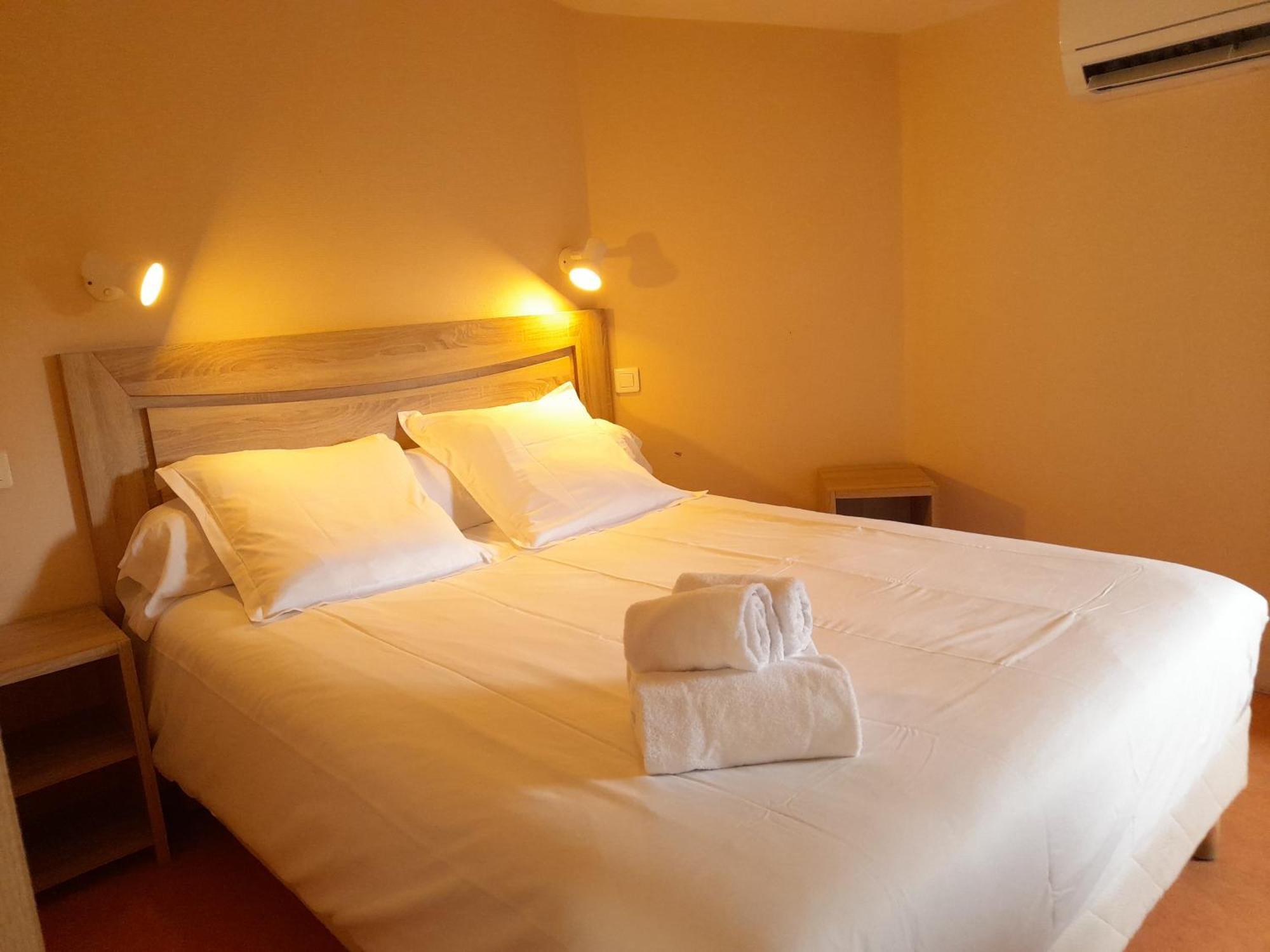 Hotel Platanes - Kb Hotel Group Etauliers Экстерьер фото