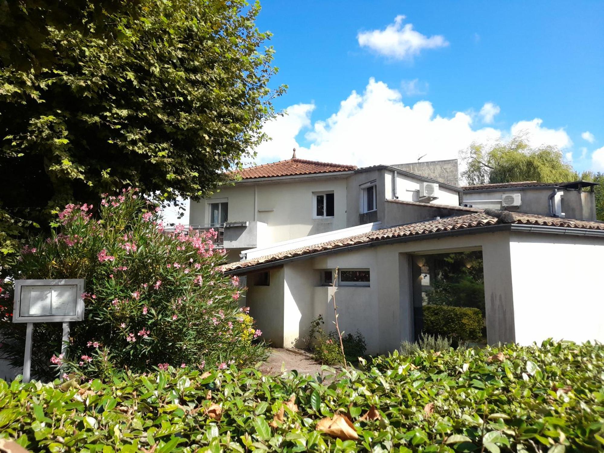 Hotel Platanes - Kb Hotel Group Etauliers Экстерьер фото