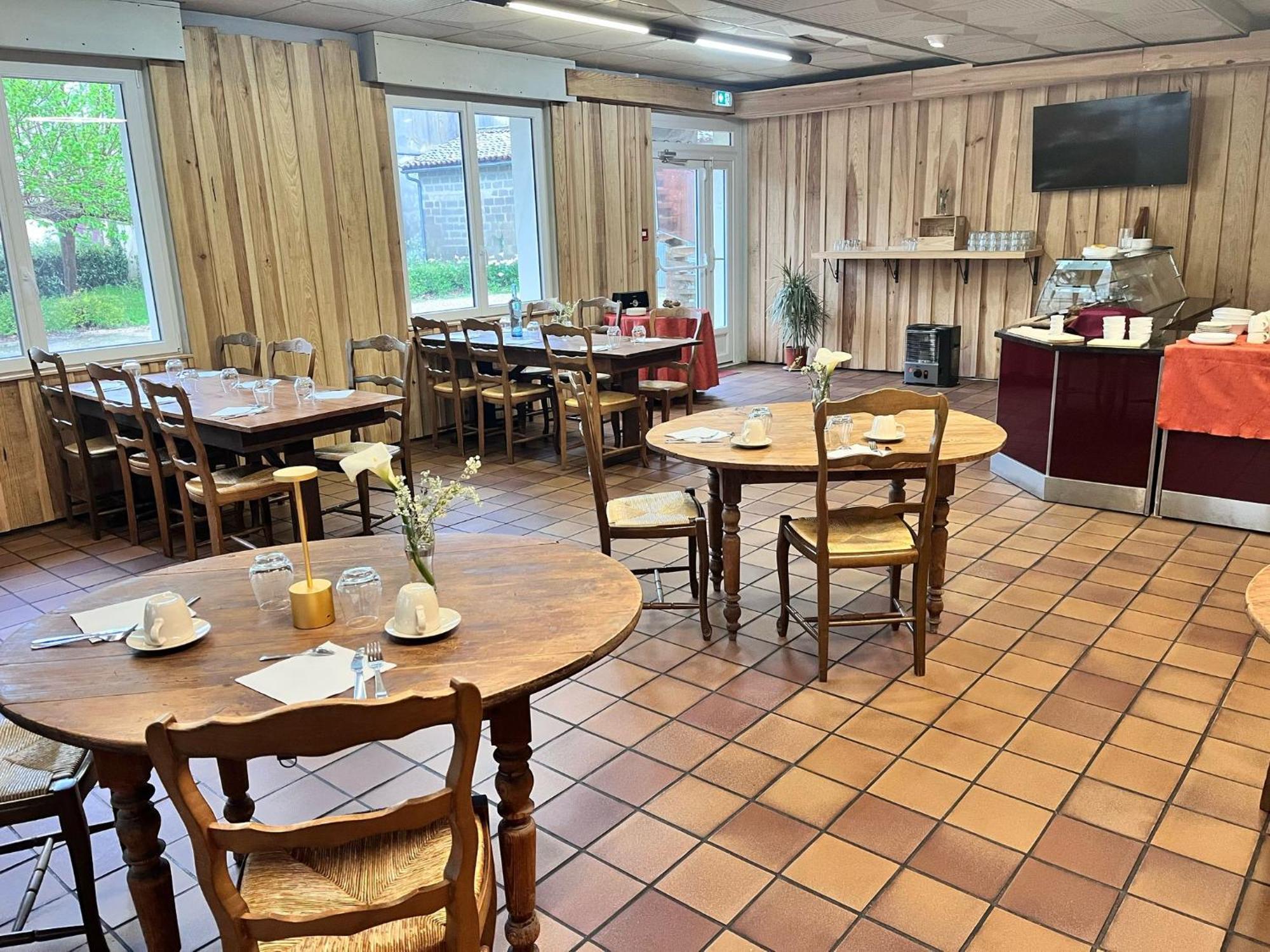 Hotel Platanes - Kb Hotel Group Etauliers Экстерьер фото