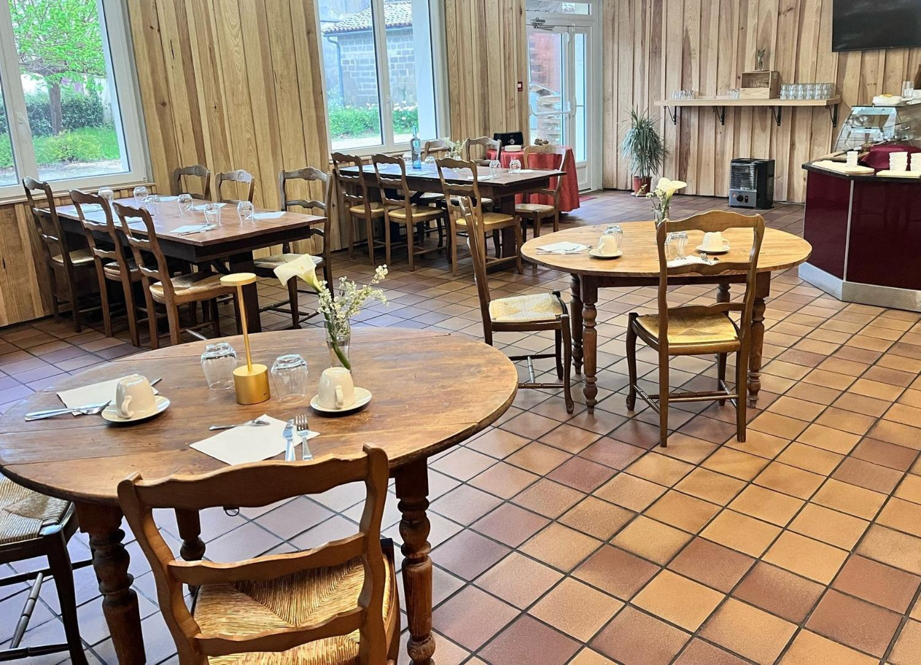 Hotel Platanes - Kb Hotel Group Etauliers Экстерьер фото